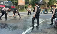 Sambil Patroli, Polisi di Bulukumba Bersihkan Tumpahan Pasir-Kerikil di Jalan