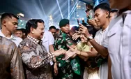 Momen Prabowo Sapa Masyarakat di Malam Tahun Baru Naik Maung Garuda, Warga Berebut Salam, Foto Bersama