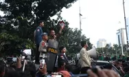 Ditugaskan Prabowo Terima Aspirasi, Mensesneg Kompak Nyanyikan “Darah Juang" Bareng Ratusan Mahasiswa