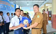 Kadisdik Sinjai Apresiasi Program OSIS Care di SMPN 1 Sinjai, 20 Siswa Terima Bantuan