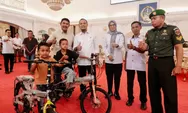Dua Bocah Asal Gowa Pemungut Sisa Kue yang Viral, Kini Dihadiahi Sepeda oleh Gubernur Sulsel