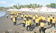 Polres Bulukumba 'Grebek' Sampah di Pantai Merpati: Wujud Nyata Aksi Peduli Lingkungan