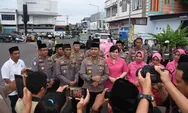 Polres Bulukumba Bagi Takjil Gratis di Bundaran Pinisi, Kapolres Borong Dagangan Pedagang Kecil