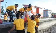 Pantai Merpati Dibersihkan Polisi, Polres Bulukumba Ajak Warga Jaga Lingkungan