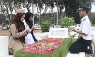 Tanamkan Nilai Kepahlawanan, Siswa SMA Al Muslim Tabur Bunga di Makam Bung Tomo 