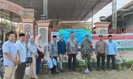  BKPRMI Kabupaten Cirebon dan BSI KC Cirebon Dr Cipto Tanam Pohon di Masjid Jami Desa Jatianom