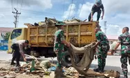 TNI dan Warga Gotong Royong Bersihkan Lumpur di Aceh