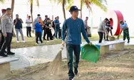 Walikota Amsakar Pimpin Aksi Gotong Royong di Pantai Ocarina, Tekankan Gerakan Indonesia ASRI