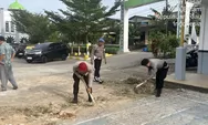 Polsek Lubuk Baja dan Satreskrim Polresta Barelang Gelar Gotong Royong Wujudkan Lingkungan Tempat Ibadah yang Asri
