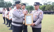 Pimpin Upacara Hari Kesadaran Nasional, Kapolda Kepri Irjen Pol Asep Safrudin Beri Penghargaan Khusus untuk Polisi Sopir Jenazah