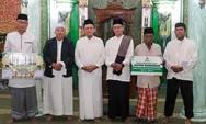 Gubernur Ansar Serahkan Bantuan Pembangunan Rumah Ibadah dan Zakat untuk Duafa