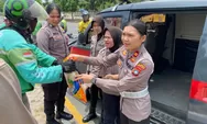Polwan Polresta Barelang Tebar Kepedulian, Bagikan Sembako kepada Ojek Online di Batam Kota