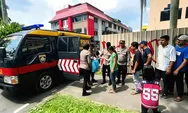 Jumat Berkah, Polresta Barelang Bagikan Nasi Kotak untuk Warga Sei Jodoh