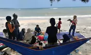 Di Pantai Reviola, Deburan Ombak Menyaksikan Doa Tulus Nenek Ainun