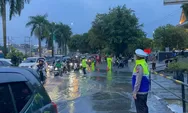 Aksi Hangat Polisi Lalu Lintas di Tengah Dinginnya Guyuran Hujan Pekanbaru