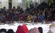 Sahur Hangat di Huntara, Dody Hanggodo Duduk Bersama Warga