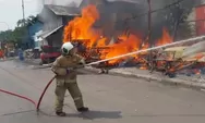 Detik-detik Kebakaran Melanda Lapak di Cakung Barat Cilincing, 13 Unit Pemadam dan 65 Personel Terjun Padamkan Api