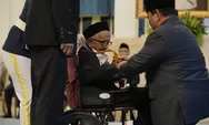 Presiden Prabowo Subianto Berlutut Memberikan Bintang Jasa Untuk Teungku Nyak Sandang, Sang Penyumbang Pembelian Pesawat Pertama Dari Aceh