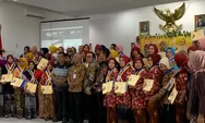 56 Ibu-ibu ini Lulus Pelatihan Pemberdayaan Perempuan Kepala Keluarga
