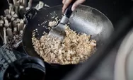 Pelopor Nasi Goreng Babat di Semarang! Sudah Berjualan 53 Tahun hingga Kini Masih Pakai Kayu Bakar