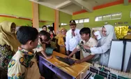 Tidak Hanya Dipamerkan, Siswa SD di Kendal ini Terangkan Hasil Karya ke Pengunjung