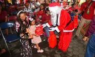 Rayakan Natal Keluarga, Santa Claus Bagi Hadiah untuk Anak-anak di Gereja Bongsari Semarang