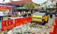 Jelang Tahun Baru Ribuan Miras Dimusnahkan di Batang