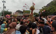 Kubah Masjid Agung Ikut Diarak dalam Kirab Budaya Grebeg Gunungan