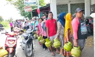 Puluhan Warga Gemuh Kendal Rela Antre Demi Dapat Gas 3 Kilogram