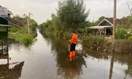 105 Rumah Terendam Banjir Rob di Kartika Jaya, Warga Tetap Bertahan
