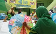Hidupkan Seni Asli Kaliwungu, Anak-anak ini Kreasi Melukis Payung Kertas