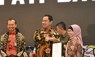 Pj Bupati Batang Raih 2 Penghargaan Blangkon Award 2024 atas Transparansi Pengadaan Barang dan Jasa