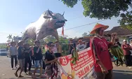 Kemeriahan Karnaval Desa Sidokumpul, ada yang Bawa Kambing Raksasa