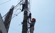 PLN Icon Plus Rapihkan Kabel Fiber Optik di Wilayah Rembang