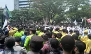 BREAKING NEWS Demo Tolak Revisi UU Pilkada di Semarang Chaos, Aparat Tembakan Gas Air Mata