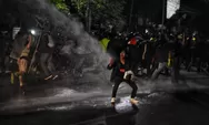 Polisi Bubarkan Paksa Demo di Balai Kota Semarang: Water Canon dan Gas Air Mata Ditembakan, Peserta Aksi Tunggang Langgang Berlarian