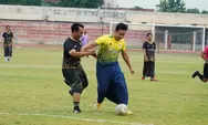 Begini Keseruan Bupati Kendal Sepak Bola Pakai Sarung Lawan Santri