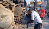 Sopir Kaget Ada Motor Menyebrang, Truk Pasir Terguling di Kabupaten Semarang