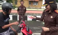 Kajari ikut Turun ke Jalan Bagi Stiker Anti Korupsi di Peringati Hakordia