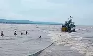 Dihantam Ombak Perahu Nelayan ini Karam di Muara Sungai Kutho Rowosari