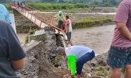 Jembatan Penghubung Cipluk Barat dan Timur Ambrol Diterjang Banjir Bandang