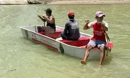Sediakan Perahu, USM Bantu Warga Dusun Mintreng Grobogan Terisolasi Akibat Banjir