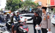 Dikira ada Razia, Pengendara Motor ini Sudah Keluarkan SIM dan STNK,  Malah Dikasih Takjil