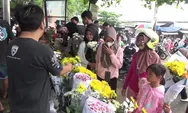 Tradisi Pasar Kembang Sambut Lebaran di Kendal, Warga Berburu Sedap Malam dan Krisan