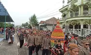 Unik, Puluhan Warga Desa Mojo Bawa Ingkung dan Diarak Bersama Gunungan Hasil Bumi
