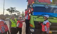 Truk Melintas Kendal Dihentikan, Bukan Ditilang Malah Dikasih Bendera Merah Putih