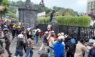 Demo di Depan Polda Jateng Ricuh: Batu-Batu Beterbangan, Polisi Tembakan Gas Air Mata