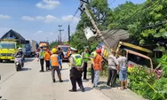 Oleng Truk Tabrak Tiang Listrik di Pantura Cepiring, Sopir Terjepit