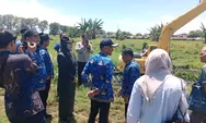 Dituding Biang Penyebab Banjir Eceng Gondok di Sungai Kalibuntu Dibersihkan