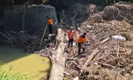Waduh Kayu Besar Hambat Aliran Sungai di Krompakan, BPBD Kendal Turun Tangan